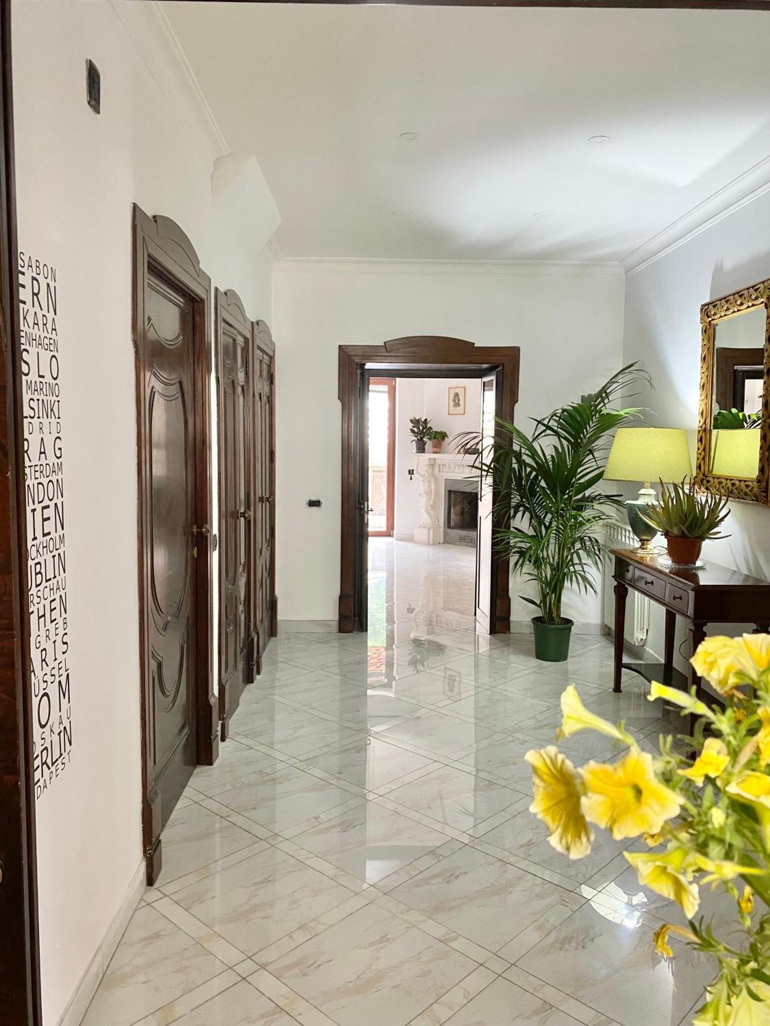 Casa Intera Con Terrazzo * Napoli