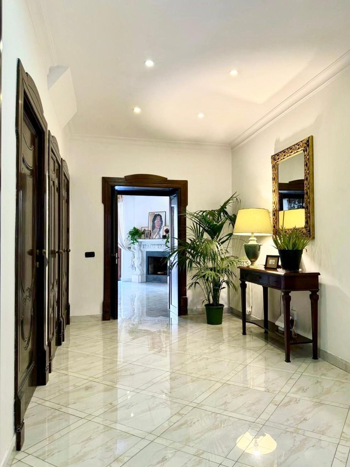 Casa Intera Con Terrazzo * Napoli